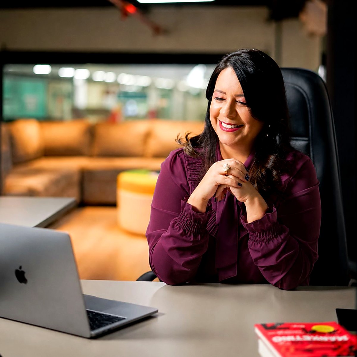 Luciana Lima em seu ambiente de trabalho