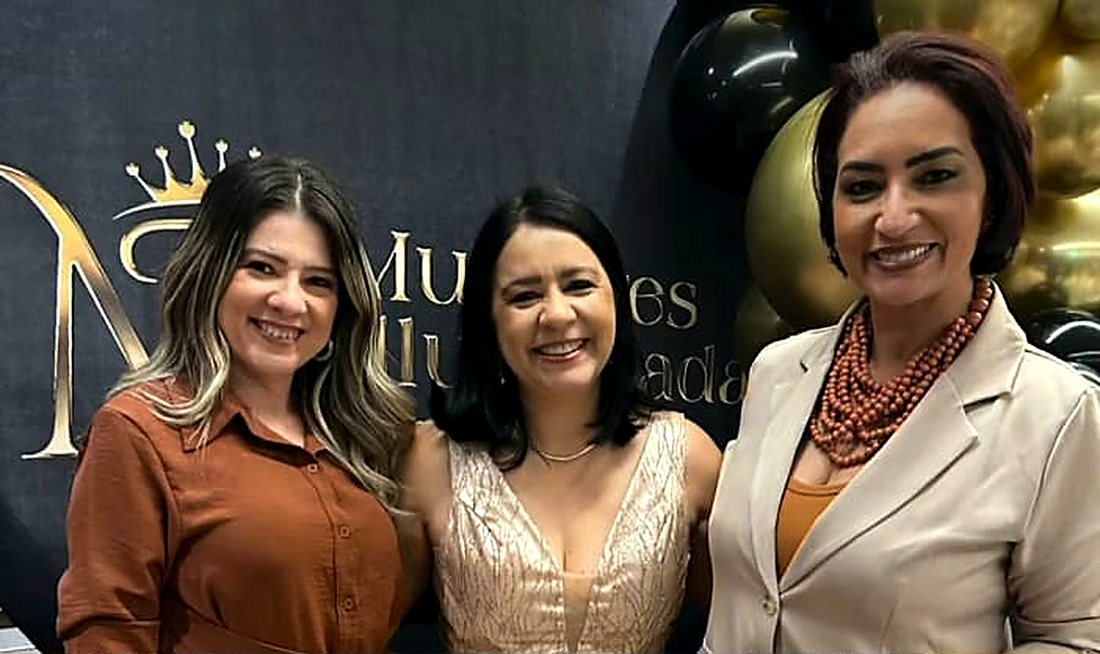 Luciana Lima, ao centro, em um encontro do Mulheres Illuminadas
