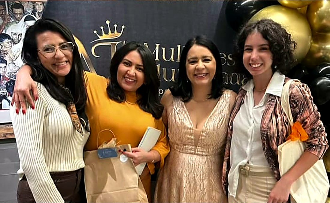 Luciana Lima, a terceira da esquerda para a direita, com participantes de um encontro do Mulheres Illuminadas