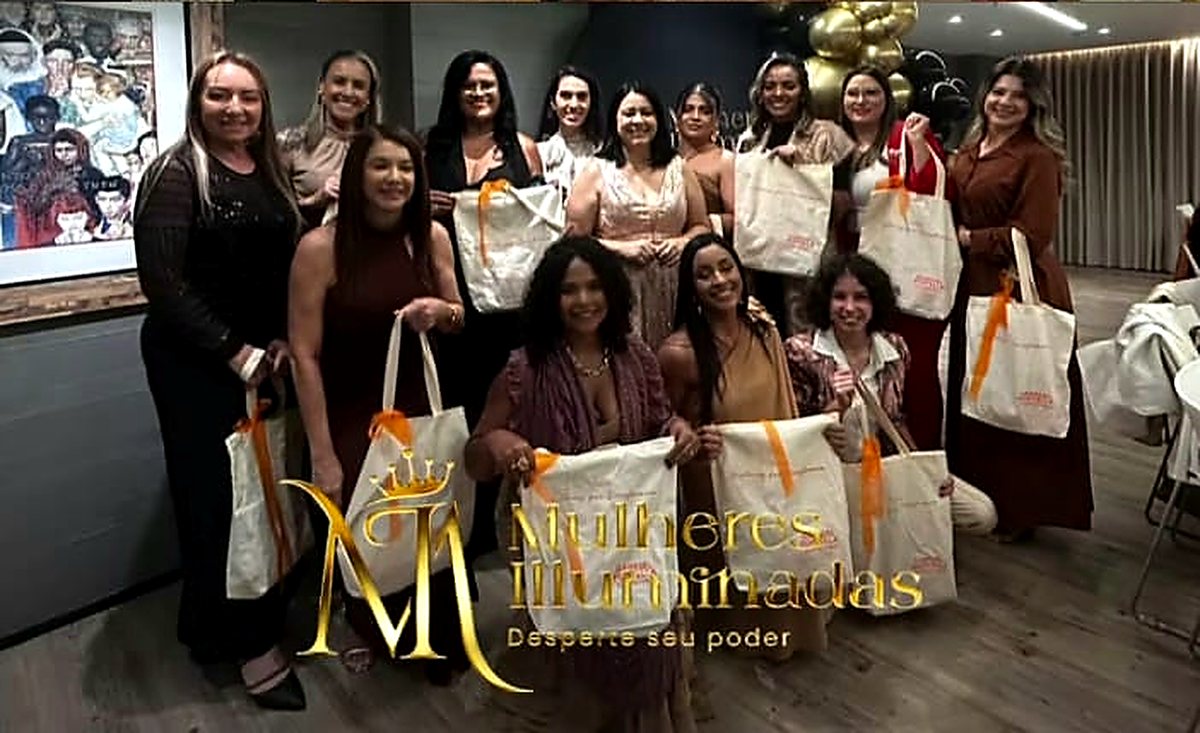 Luciana Lima reunida com participantes em um encontro do Mulheres Illuminadas